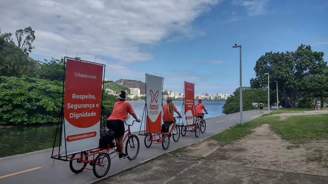 Bike banner: bicicletas com painéis publicitários em ciclovia do Rio