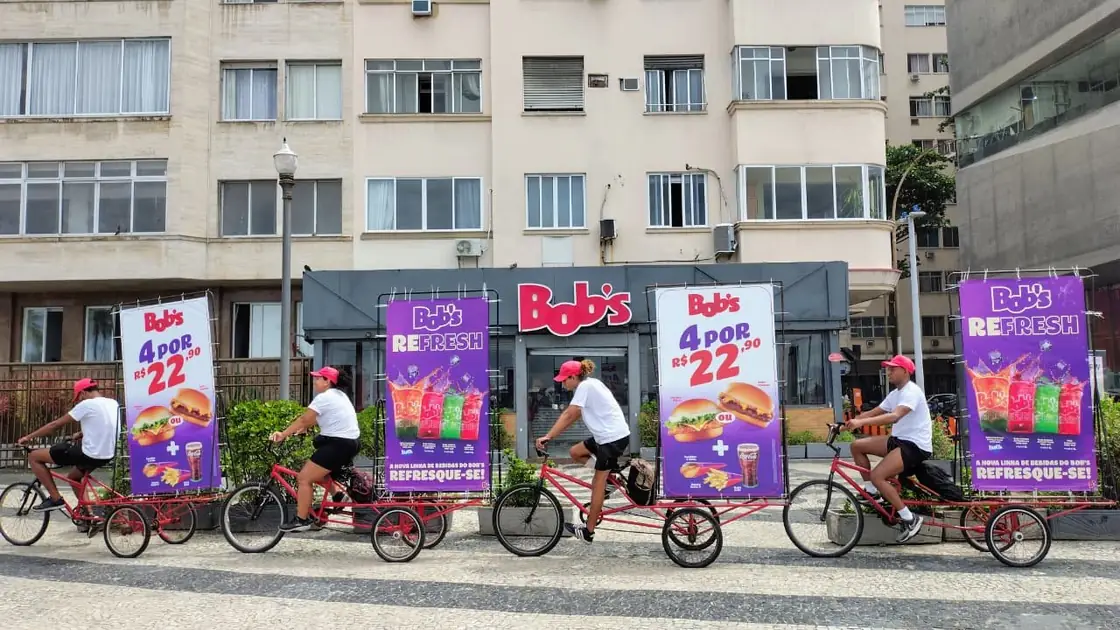 Seis bikedoors com campanha de fast food em avenida da Zona Sul