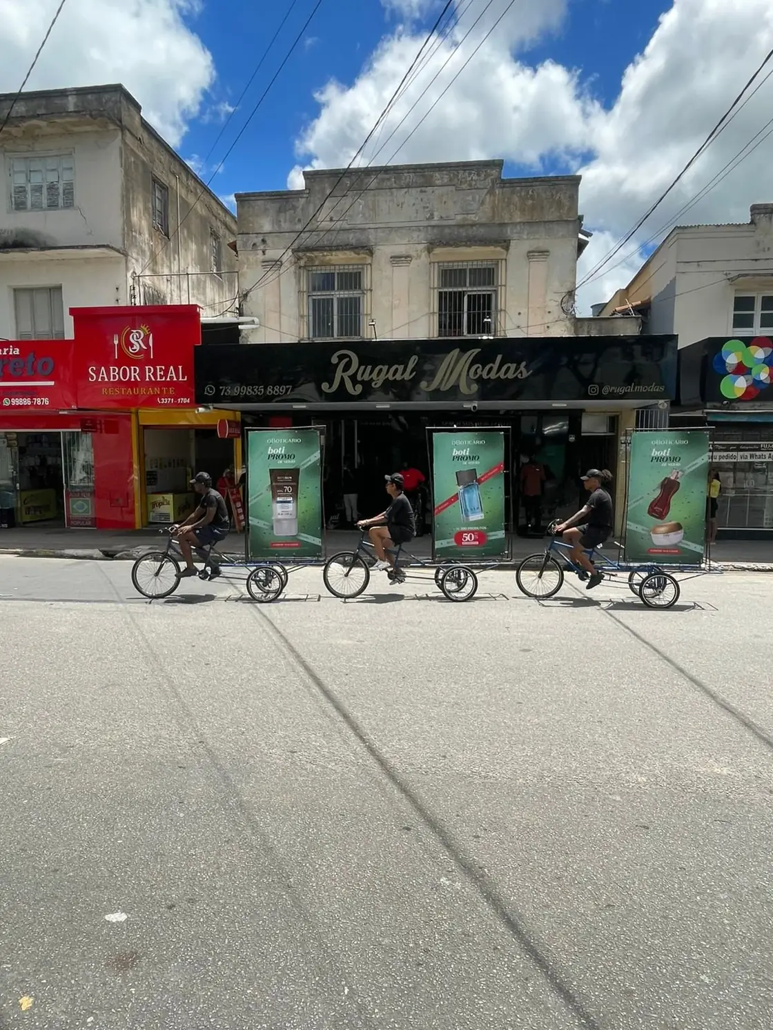 Bicicletas com painéis publicitários em rua do Centro do Rio
