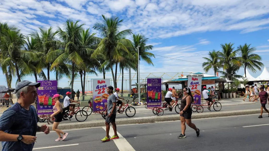 Bikedoor na orla em dia de lazer, com pedestres e corredores