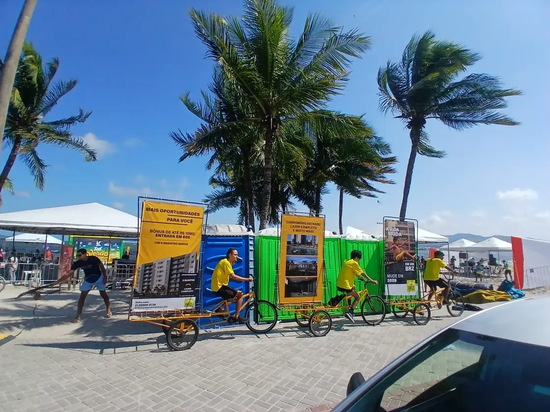 Bikedoor com painéis amarelos no entorno de evento na orla