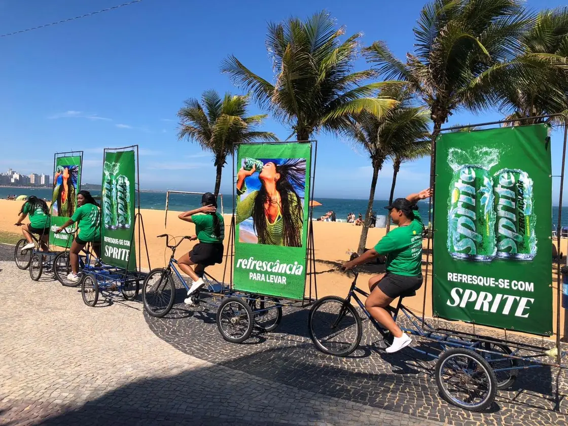 Bikedoor na orla com coqueiros e banhistas