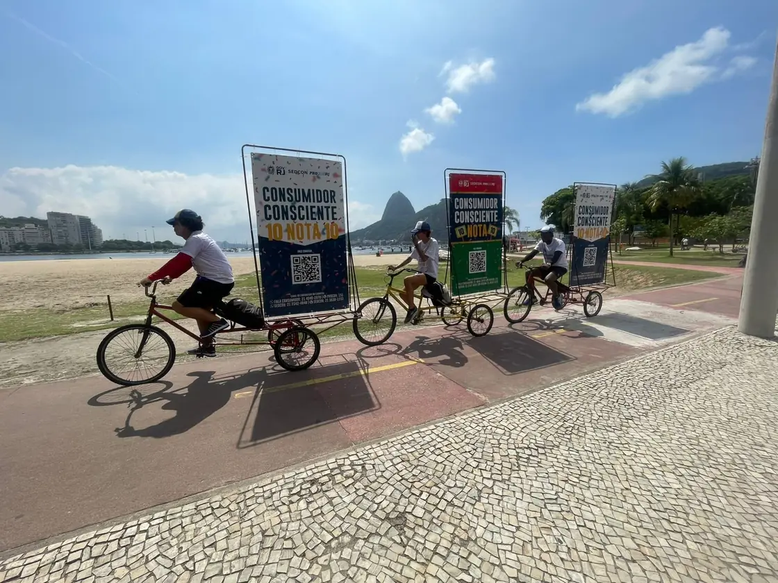 Bikedoor na orla com o Pão de Açúcar ao fundo