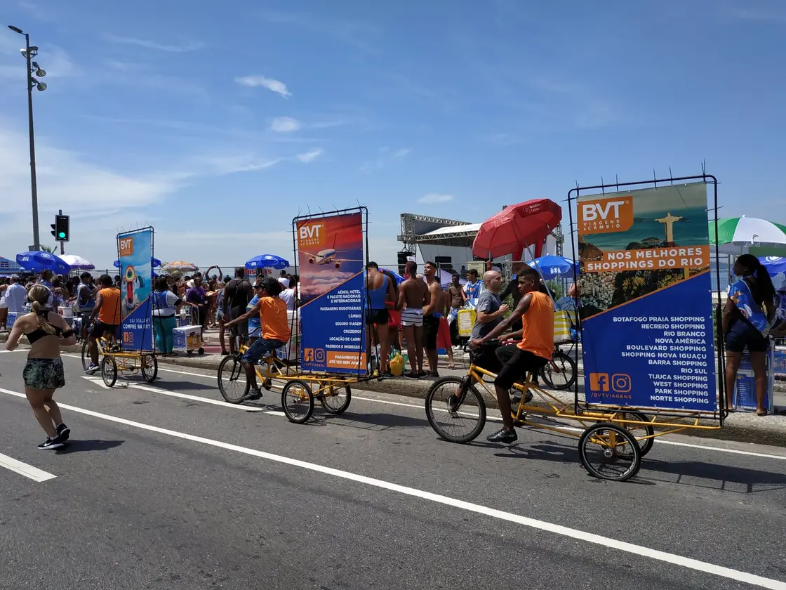 Comboio de bikedoor circulando pela orla do Rio de Janeiro
