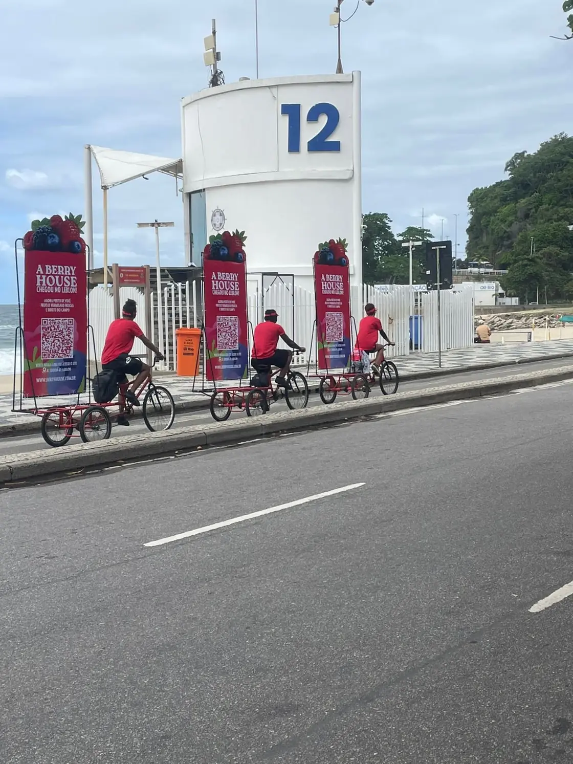 Bikedoor passando pelo Posto 12, no Leblon