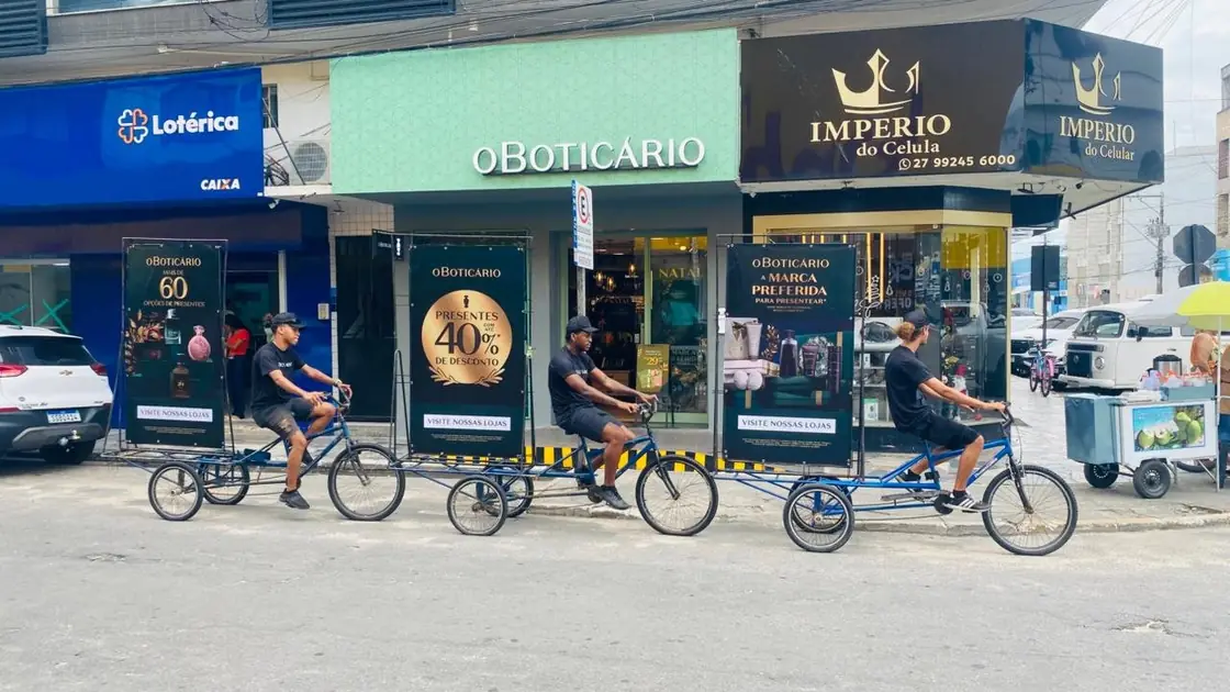 Bikedoor passando em frente a lojas de rua comercial