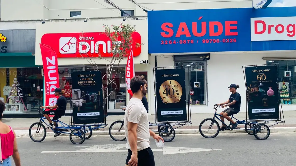 Bikedoor em rua de comércio com grande fluxo de pedestres