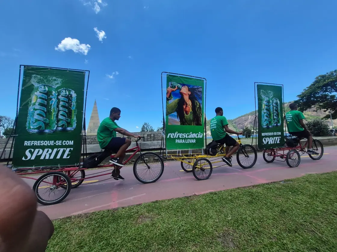 Bikedoor com painéis verdes em ciclovia da Zona Sul